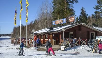 Ala Cafe sijaitseen rinteiden juurella. Kauniina päivinä terassille paistaa kevätaurinko lämmittäen kahvittelijoita